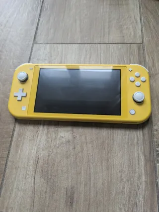 Nintendo Switch Lite Giallo con Custodia