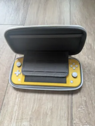 Nintendo Switch Lite Giallo con Custodia