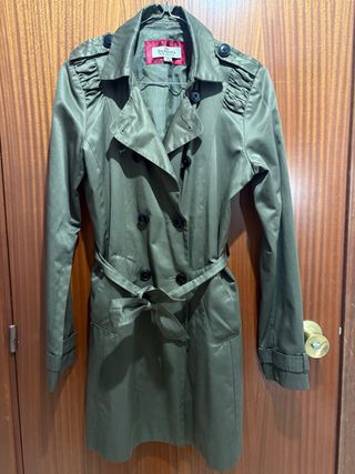 Gabardina elegante Bershka verde militar
