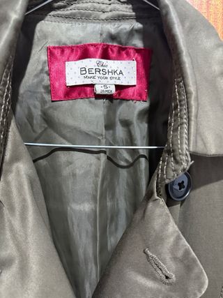 Gabardina elegante Bershka verde militar