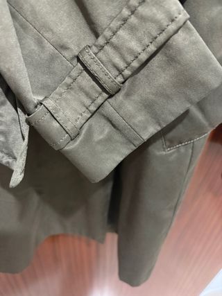 Gabardina elegante Bershka verde militar