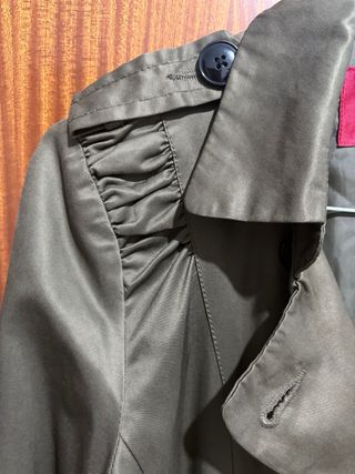 Gabardina elegante Bershka verde militar