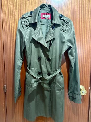 Gabardina elegante Bershka verde militar