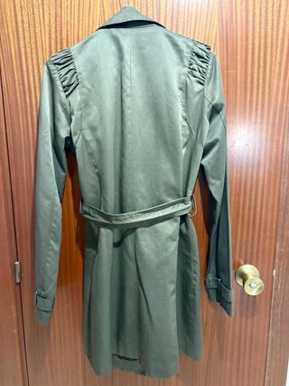 Gabardina elegante Bershka verde militar