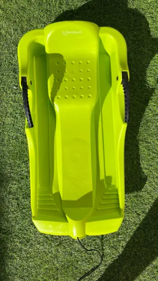 Trineo verde con cuerda