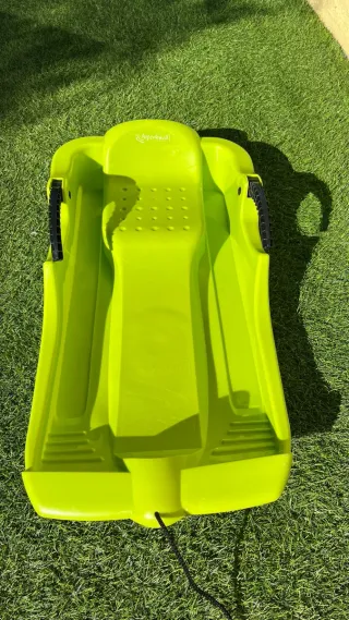 Trineo verde con cuerda