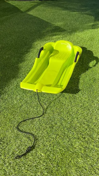 Trineo verde con cuerda