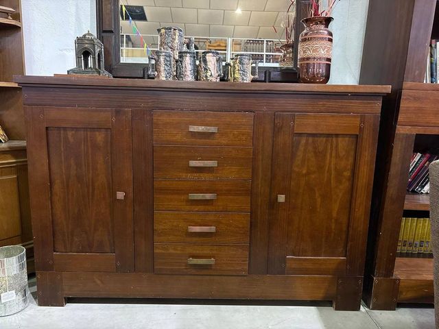 APARADOR DE MADERA ROBUSTA