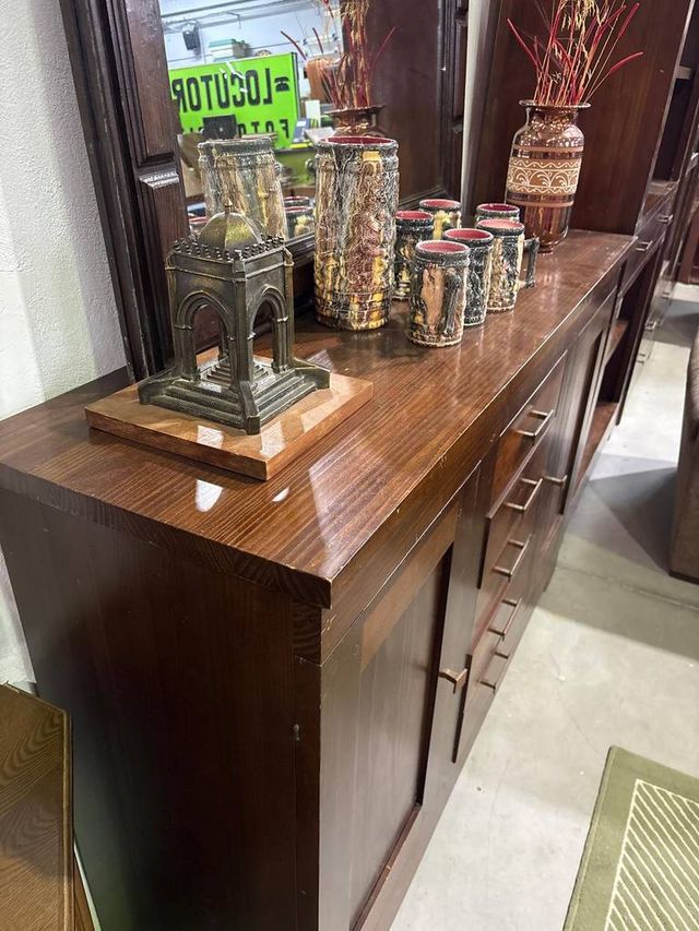 APARADOR DE MADERA ROBUSTA