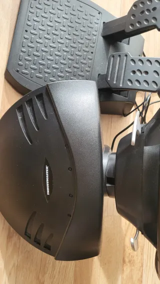 Volante e Pedali Thrustmaster PS4 Ferrari