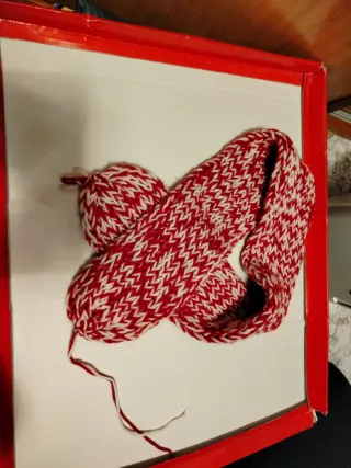 Bufanda tejida roja y blanca Hecha a mano!