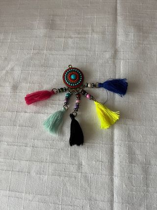 Alfinete de peito com pendentes coloridos