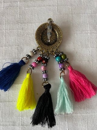 Alfinete de peito com pendentes coloridos
