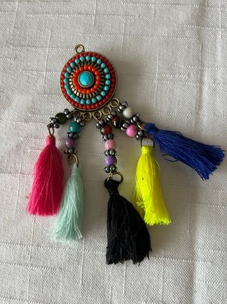 Alfinete de peito com pendentes coloridos