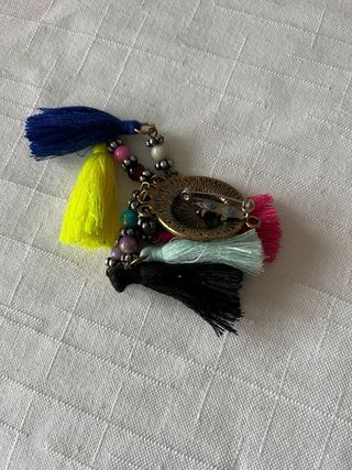 Alfinete de peito com pendentes coloridos