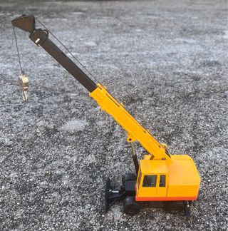 Grúa de juguete amarilla