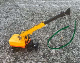 Grúa de juguete amarilla