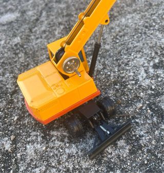 Grúa de juguete amarilla