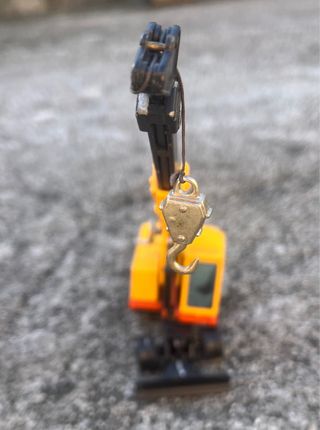 Grúa de juguete amarilla