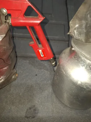 Pistola de pintura y petrolear