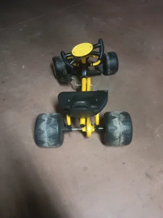 Coche a pedales amarillo