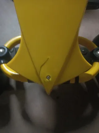 Coche a pedales amarillo