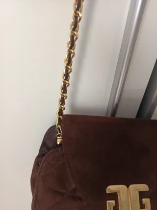 Bolso marrón ante con cadena dorada