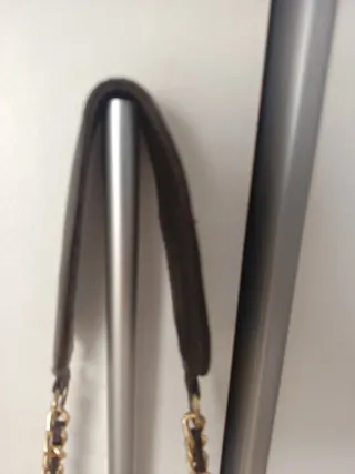 Bolso marrón ante con cadena dorada