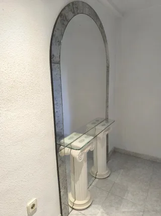 Espejo de entrada con repisa y columnas