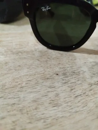 Gafas de sol Ray-Ban negras y verdes