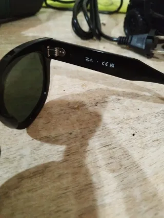 Gafas de sol Ray-Ban negras y verdes