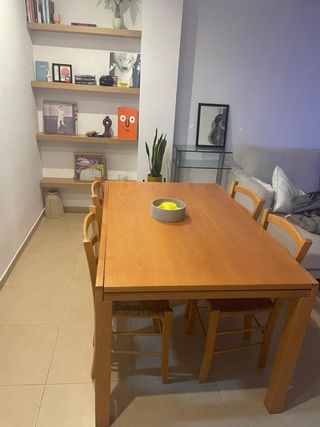 ¡Mesa de madera maciza + 4 sillas a juego!
