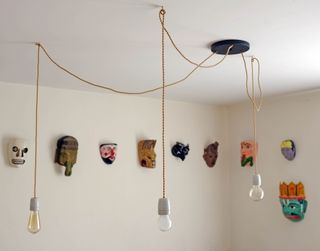 Lámpara de tres casquillos cerámicos con plafón