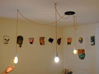 Lámpara de tres casquillos cerámicos con plafón