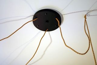 Lámpara de tres casquillos cerámicos con plafón