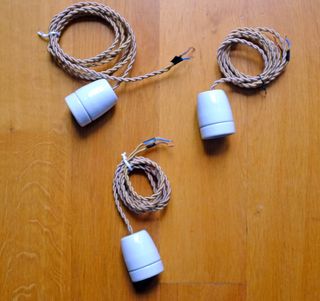 Lámpara de tres casquillos cerámicos con plafón