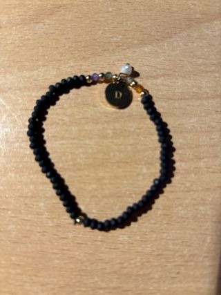 Pulsera con letra D y cuentas de colores 16 cm.