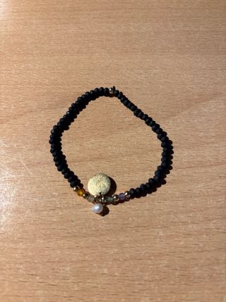 Pulsera con letra D y cuentas de colores 16 cm.