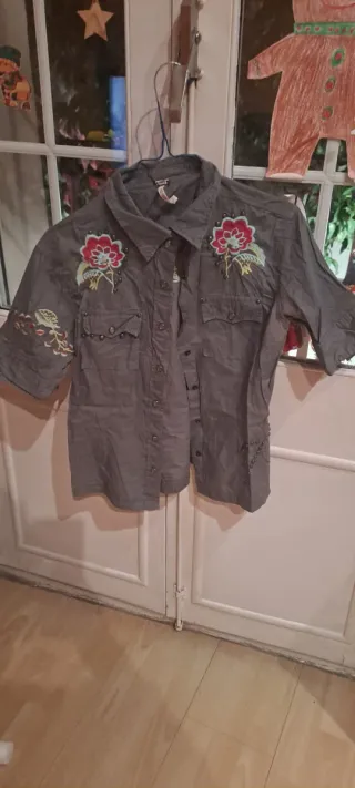 Camisa gris bordada con flores