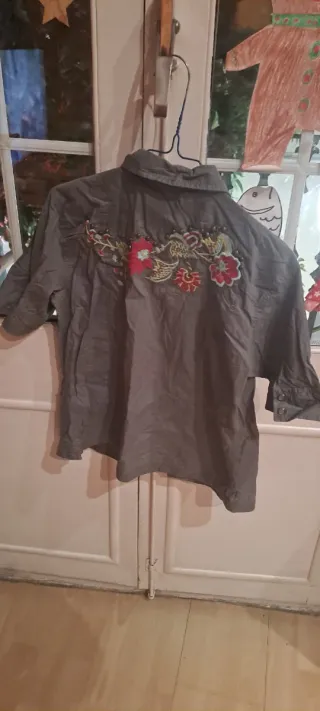 Camisa gris bordada con flores