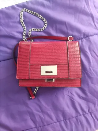 Bolso rojo con cadena plateada