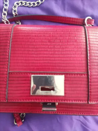 Bolso rojo con cadena plateada