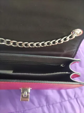 Bolso rojo con cadena plateada