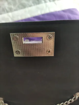 Bolso rojo con cadena plateada