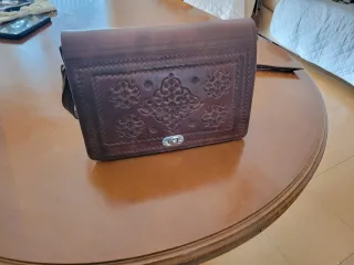 Bolso de cuero artesanal con grabado.
