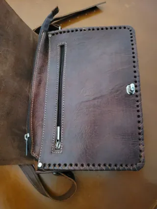 Bolso de cuero artesanal con grabado.