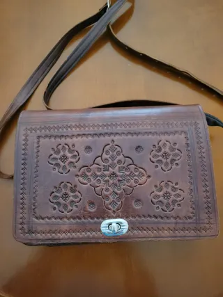 Bolso de cuero artesanal con grabado.