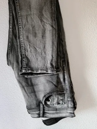 Pantalones vaqueros grises hombre