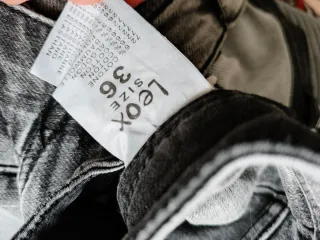 Pantalones vaqueros grises hombre