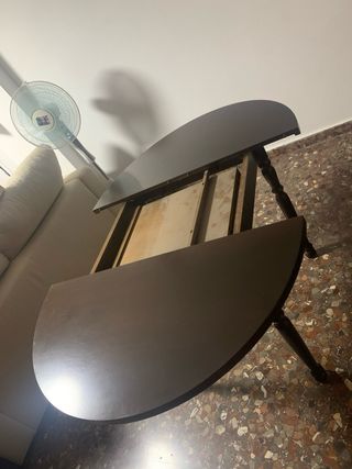 Mesa de comedor de madera oscura